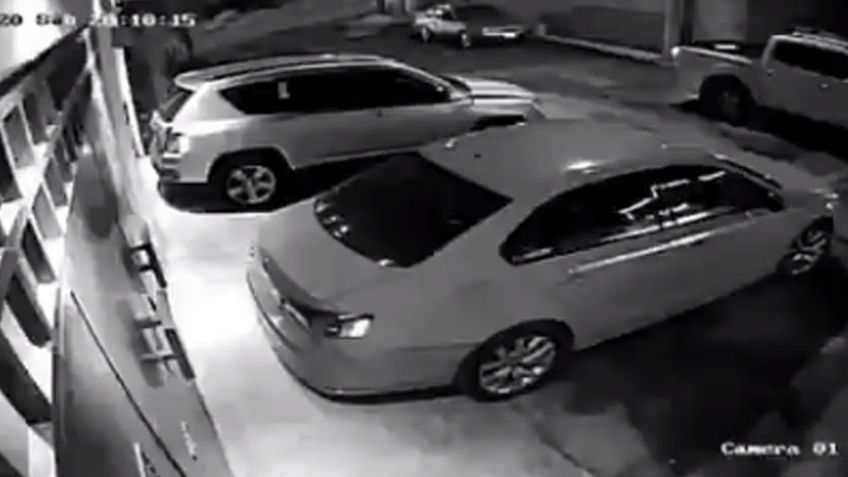 VIDEO: Ladrones se llevan una camioneta con el conductor en el interior