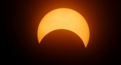 FOTO: Captan el acto insólito de un cometa durante un eclipse total de sol