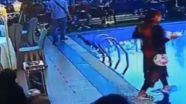 VIDEO: Mujer despistada sufre caída en la alberca por no ver en donde pisa