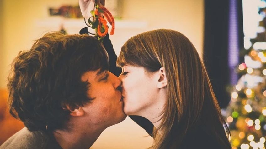 Este es el motivo por el que se adquirió el hábito de besar bajo el muérdago