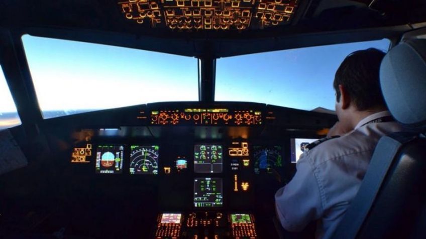 FOTO: Piloto alemán dibuja una jeringa de vacunación sobre el mapa con la ruta de su vuelo