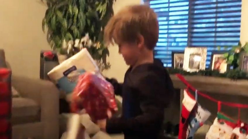 Abuela regala papel higiénico a su nieto en Navidad y su reacción se hace viral