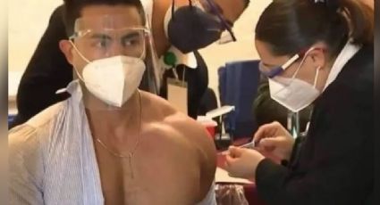 Doctor causa furor con su trabajada figura al ponerse la vacuna contra el Covid-19 sin camiseta
