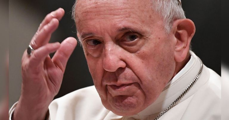 El Papa Francisco aceptó bajar sueldos en el Vaticano