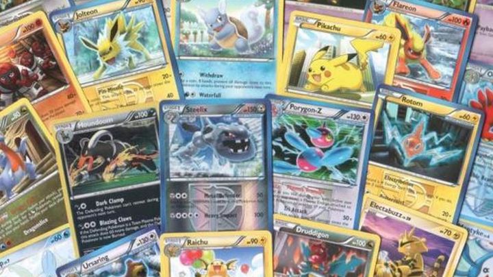 Hombre se hace viral por vender su colección de cartas de 'Pokemón' para pagar la escuela