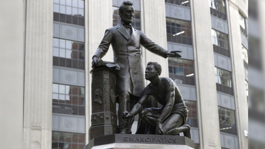 Estatua del presidente Abraham Lincoln es desmantelada por grande controversia