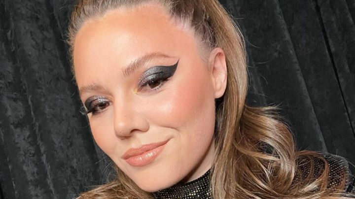 Joy Huerta saca su lado más coqueto y presume sus piernas con medias negras