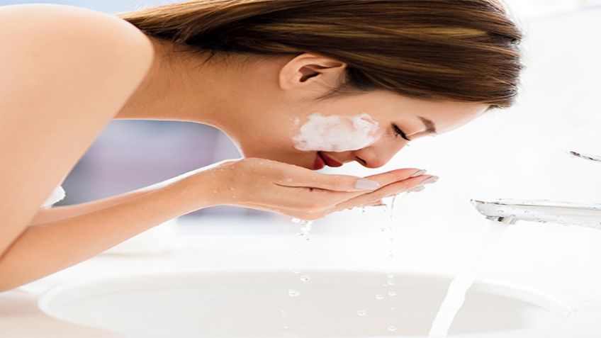 ¿Te lavas la cara en la regadera? Te decimos por qué podría arruinar tu piel