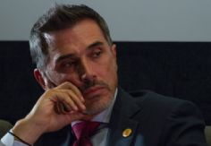 Foto ilustrativa de nota Sergio Mayer olvida la Universidad en la que estudió su maestría y lo acusan de tener "estudios patitos"