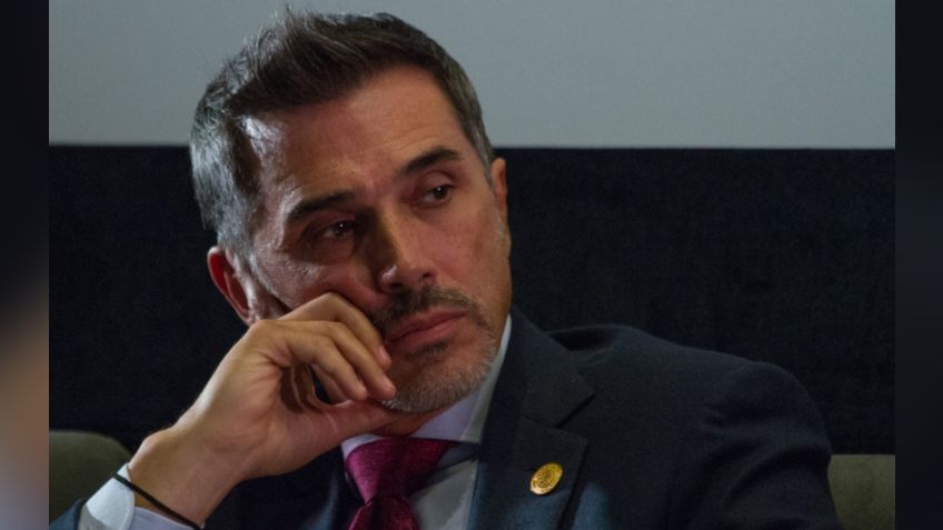 Sergio Mayer olvida la Universidad en la que estudió su maestría y lo acusan de tener "estudios patitos"