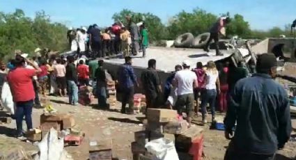 Aparatosa volcadura de un tráiler sobre la carretera Internacional provoca furiosa rapiña