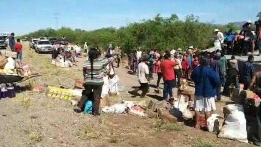 Aparatosa volcadura de un tráiler sobre la carretera Internacional provoca furiosa rapiña