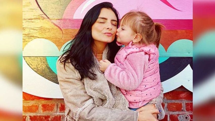 ¡Como hermanas! Aislinn Derbez y su hija Kailani se divierten jugando 'a las casitas'