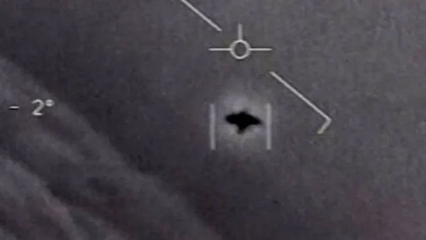 ¡No te lo puedes perder! El pentágono difunde videos de tres OVNIS en el cielo