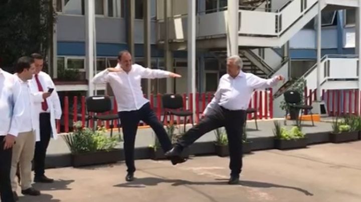 VIDEO: AMLO y Cuauhtémoc Blanco crean saludo a distancia por Covid-19
