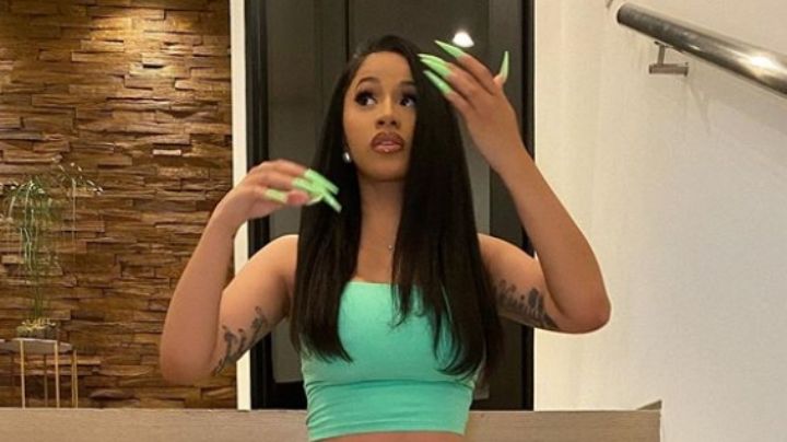 Cardi B deja al desnudo la mitad de su cuerpo para mostrar doloroso retoque de un tatuaje