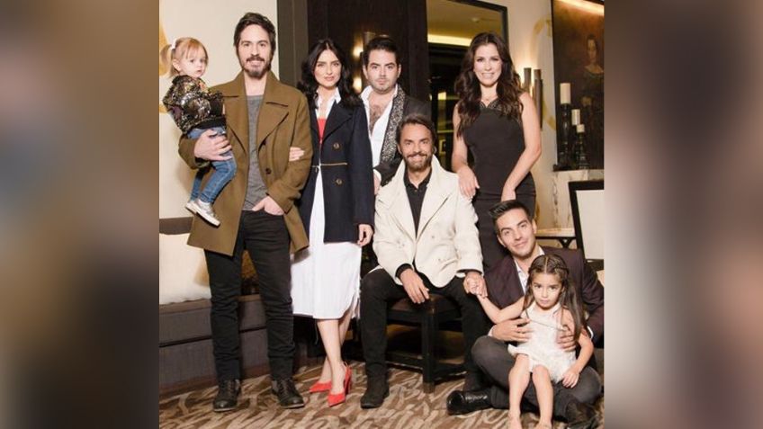 Vadhir y Aitana Derbez celebran a Eugenio en el Día del Padre con serenata a la orilla del mar