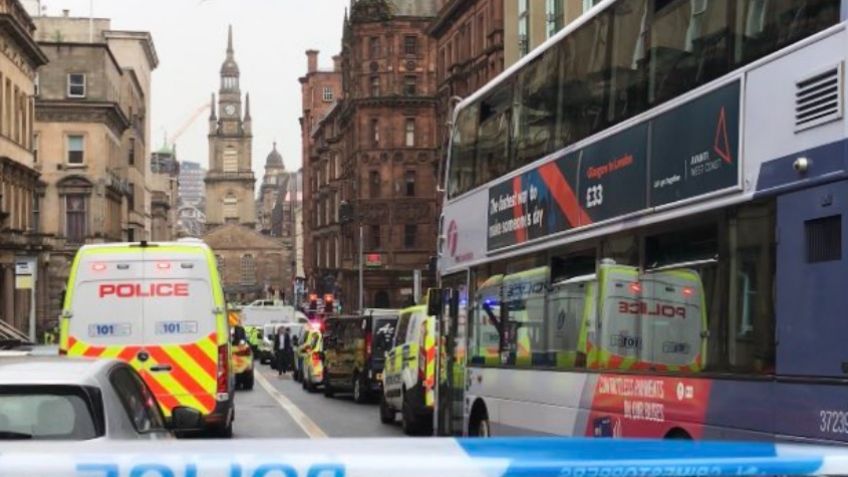 La Policía de Glasgow abate a hombre que asesinó a tres con un cuchillo; hay un oficial herido