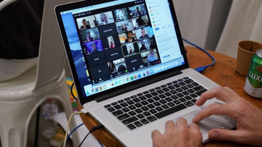 VIDEO: ¡Terrible! Maestro es interrumpido en su clase virtual por un 'fantasma'