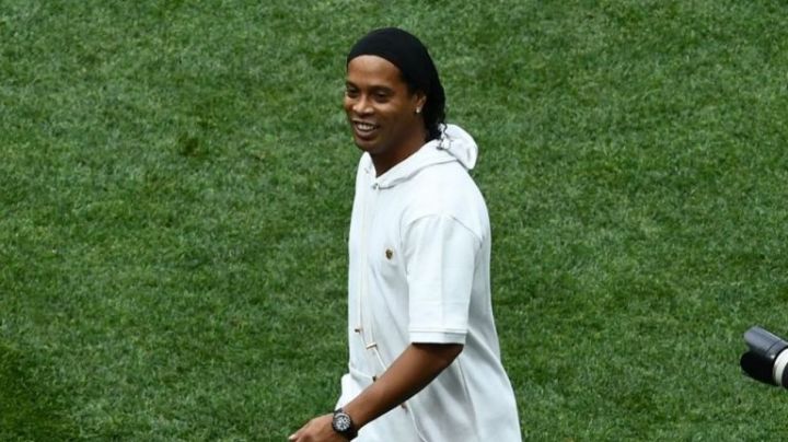 En medio de prisión domiciliaria, Ronaldinho pasaría sus noches de fiesta con modelos
