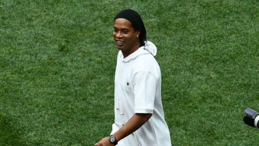 En medio de prisión domiciliaria, Ronaldinho pasaría sus noches de fiesta con modelos