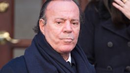 Foto que representa a Filtran AUDIOS de las presuntas víctimas de Julio Iglesias; lo acusan de embriagarlas y aislarlas