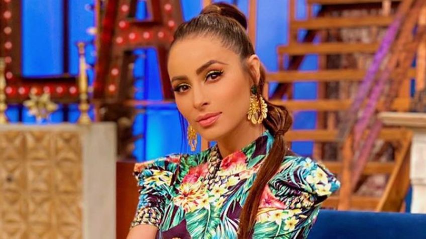 Cynthia Rodríguez pone de 'cabeza' a Instagram con radiante vestido turquesa