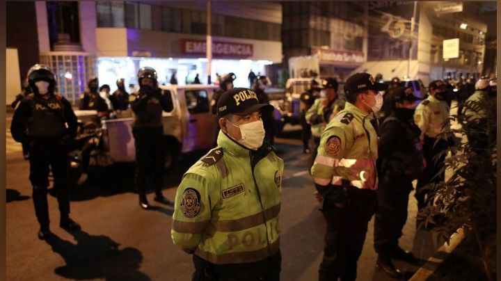 De los 23 detenidos en la estampida de Perú, 15 resultan infectados de Covid-19