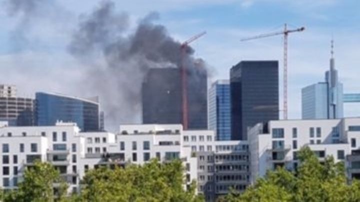 (VIDEO) Arde edificio del World Trade Center en Bruselas; se desconocen las causas