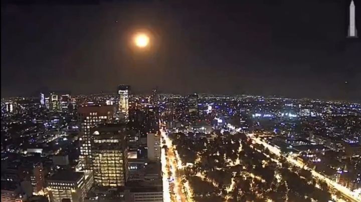 VIDEO: Cámaras de seguridad captan meteorito en el cielo de la Ciudad de México