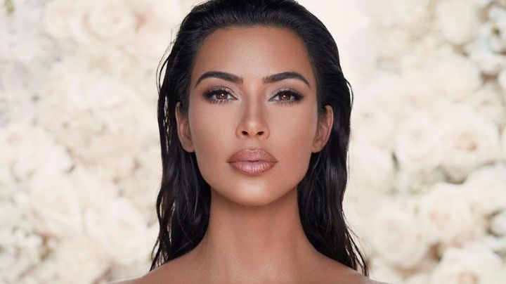 Kim Kardashian enamora con su belleza al posar en alberca a la orilla de la playa