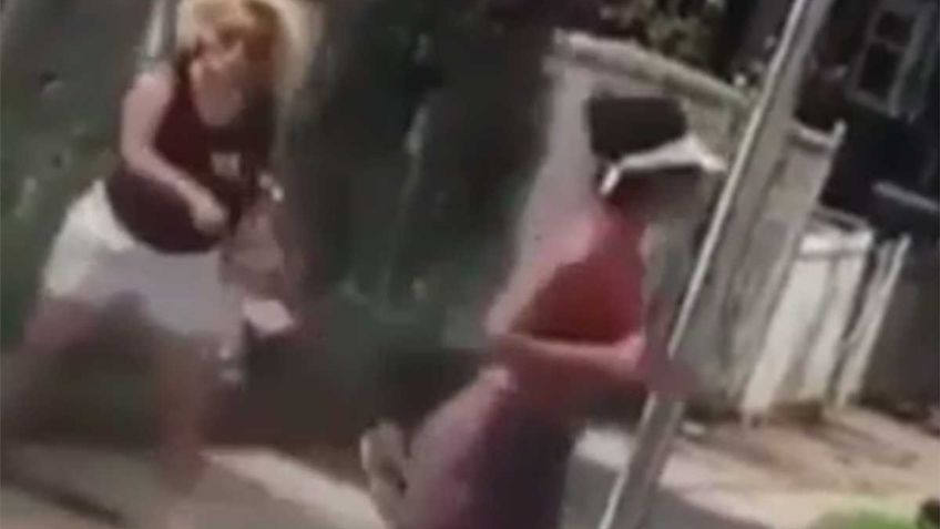 (VIDEO) Mujer avienta botella de vidrio a corredora mientras lanza insultos racistas