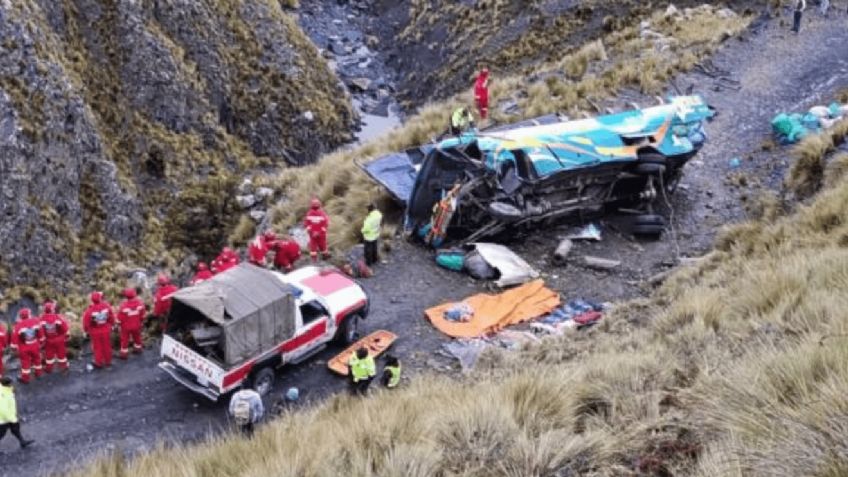 Autobús se precipita a barranco en Bolivia; hay 19 muertos y 24 heridos
