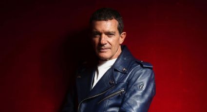 Antonio banderas: tras recuperarse del Covid-19, da un paseo en 'scooter' en Málaga