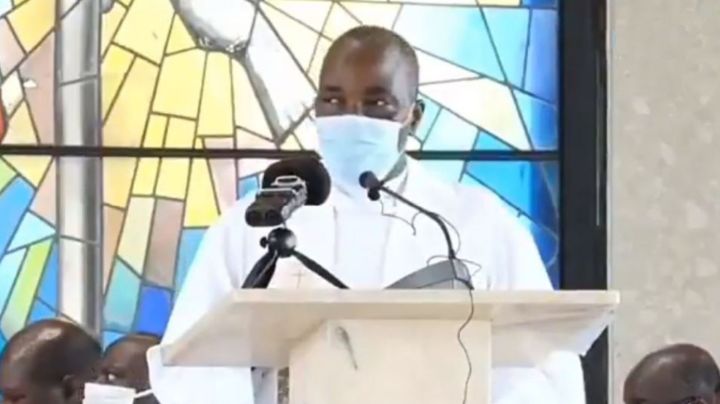 VIDEO: Sacerdote muere de manera inesperada durante una misa en Camerún