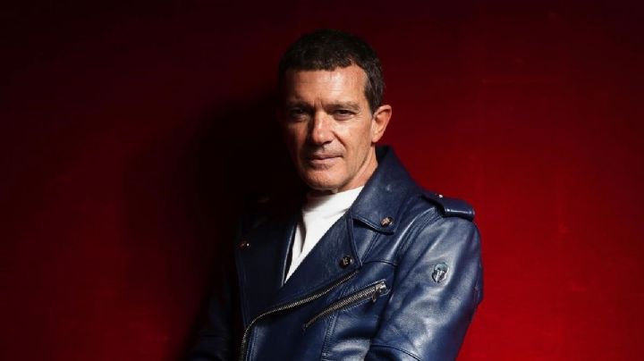 Antonio banderas: tras recuperarse del Covid-19, da un paseo en 'scooter' en Málaga
