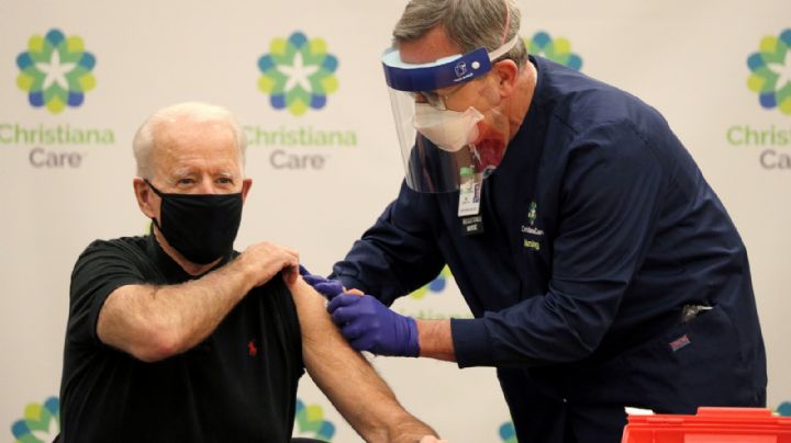 Joe Biden, presidente electo de EU, recibe segunda dosis de vacuna de Pfizer