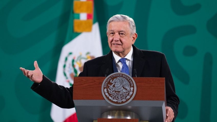 AMLO exhibe la carta que envió al rey de España para que pidiera disculpas a México