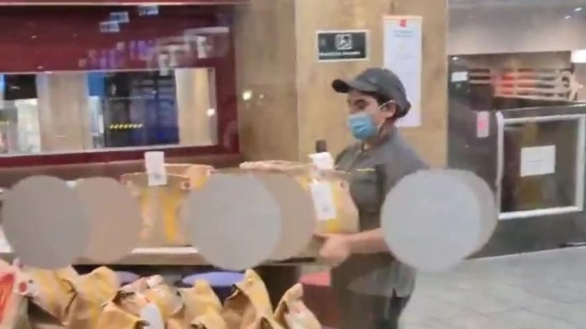 FOTO: Empleada de McDonald's rompe en llanto tras atender más de 15 pedidos sola