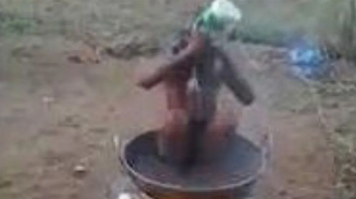 VIDEO: Impresionante; niño se baña en una olla sobre el fuego para evitar el frío