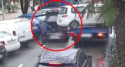 VIDEO: Automóvil se suelta de una grúa; sorprendentemente, hombre se salva de ser impactado