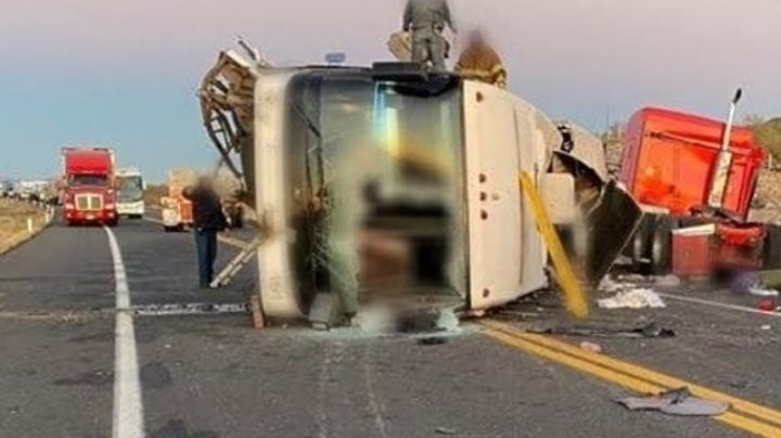 Mueren dos personas al chocar de frente un tráiler y un autobús en carretera Sonoyta-SLRC