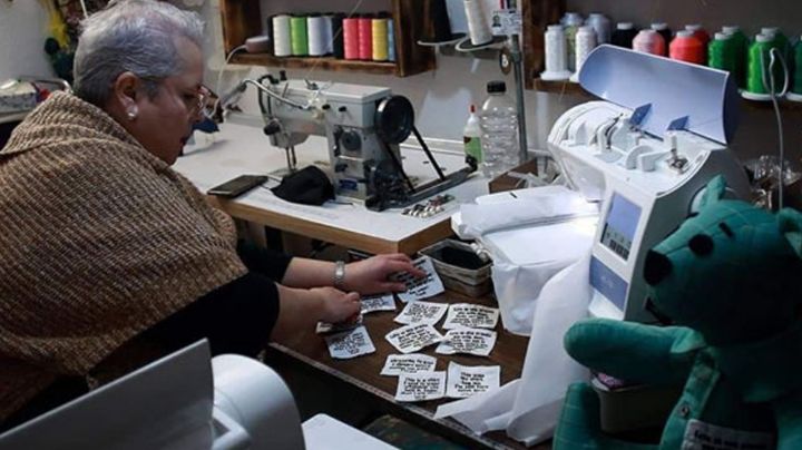 Doña Eréndira Guerrero confecciona peluches con prendas de algún seres queridos fallecidos