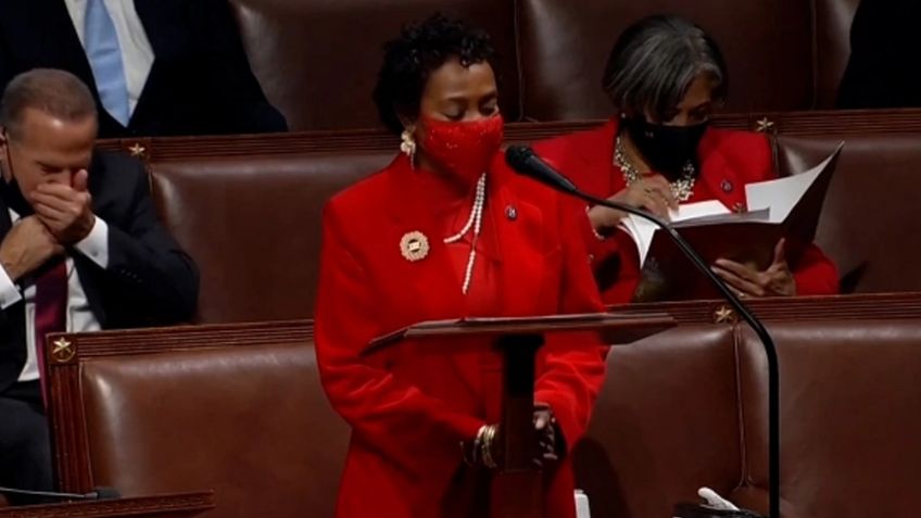 David Cicilline, legislador de EU, se hace viral al quitarse el cubrebocas para estornudar