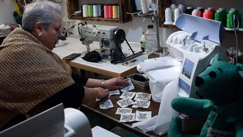Doña Eréndira Guerrero confecciona peluches con prendas de algún seres queridos fallecidos
