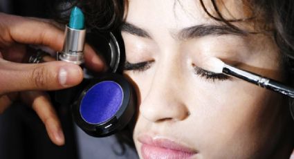 Labial como sombra de ojos, la nueva tendencia que puede causar problemas