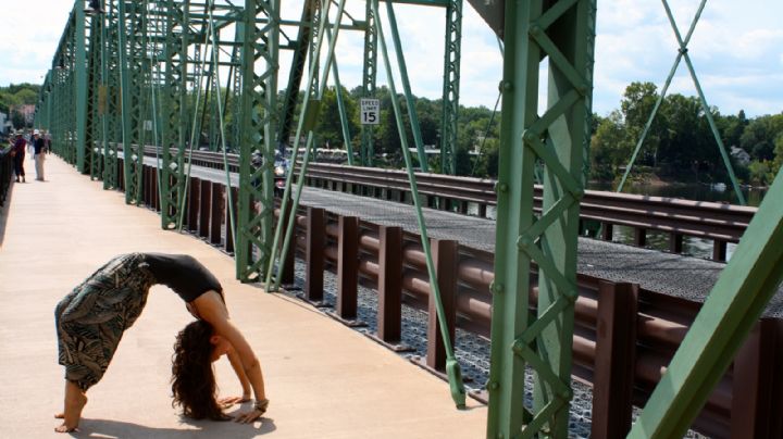 Postura del puente: Conoce los 4 increíbles beneficios que tiene para tu espalda este sencillo ejercicio