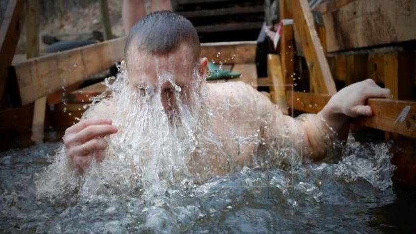 En Rusia celebran la Epifanía ortodoxa con un chapuzón helado