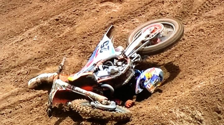 VIDEO: Chica se hace viral por la forma en que se levanta después de una caer en moto