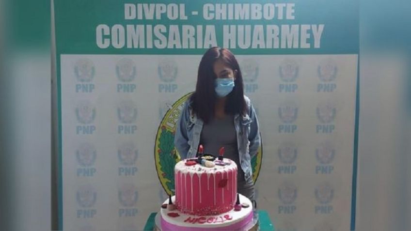 Detienen a cumpleañera por celebrar en pandemia y hacen viral foto de ella arrestada junto a su pastel